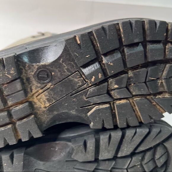 It’s a tan black and pink Icebreaker Waterproof Lace up boots - Picture 9 of 16